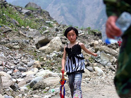 一个从汶川县灾区步行出来的孩子
