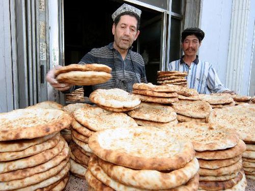 新疆同胞为灾民们赶做吃的！