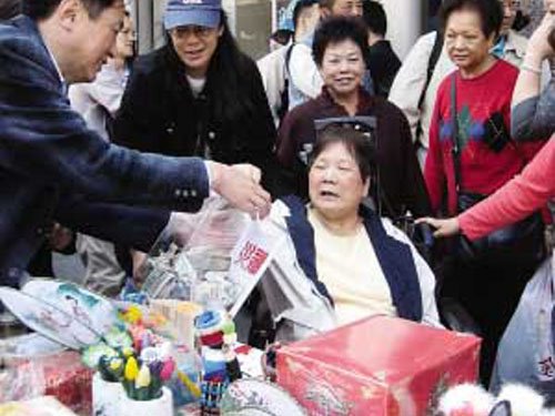 美国华人团体华埠联合赈灾义卖。