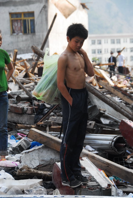 前几天，在震中映秀镇重灾区采访的时候，见到了一些孩子，他们在地震中死里逃生，但是由于交通的问题，没有办法及时转 ...