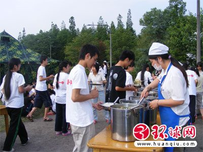 在长虹培训中心复课的北川中学学生正在排队就餐.jpg