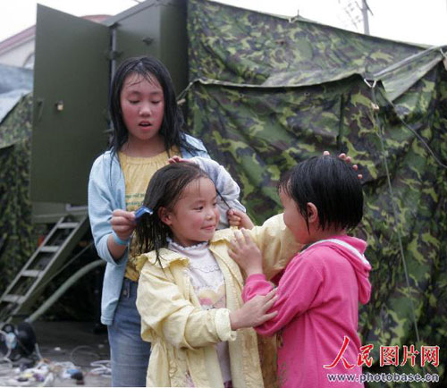 5月25日，四川彭州小渔洞镇的村民进入野营淋浴车沐浴.jpg