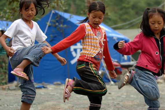 尽管住在帐篷里，家园不在，孩子们都没有哭泣