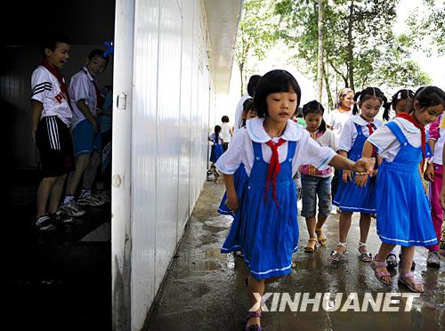  6月23日，在都江堰市过渡校点“皖川学校”，孩子们下课后去洗手间