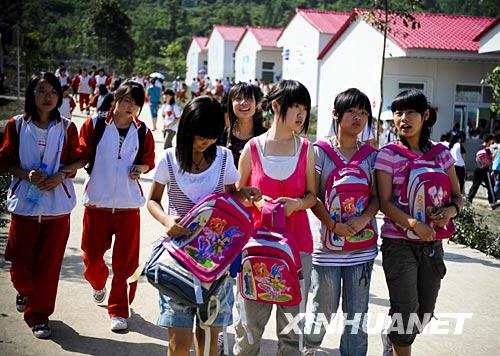  6月23日，在都江堰市过渡校点“皖川学校”，学生放学后走出校园