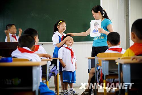 6月23日，在都江堰市过渡校点“皖川学校”，北街小学的学生在英语课上做游戏 ...