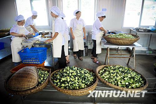 月23日，在都江堰市过渡校点“皖川学校”，食堂的工作人员在准备午饭