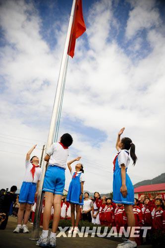    6月23日，在都江堰市过渡校点“皖川学校”，同学们在复课第一天举行升国旗仪式 ...