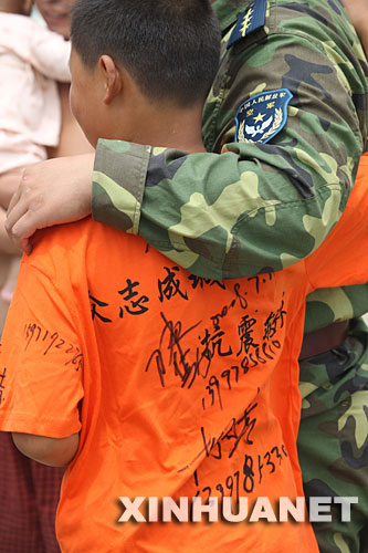 7月21日，空降兵某部军官与小朋友依依惜别。