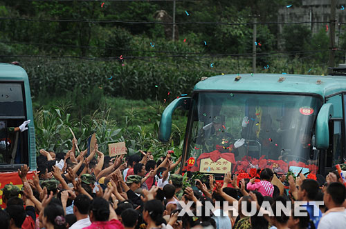 7月21日，四川省什邡市蓥华镇的群众前来向撤离的解放军官兵道别，短短送别路程走了近两个小时 ... ...