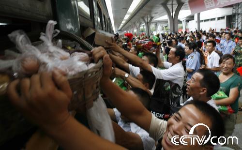 2008年7月21日，成都火车北站，第一支回撤的抗震救灾部队登上火车，踏上回撤的旅途 ...