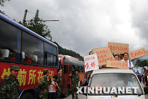 7月21日，四川省什邡市蓥华镇群众向解放军官兵道别