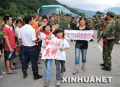 7月21日，四川省什邡市蓥华镇群众向解放军官兵道别