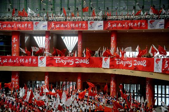 北京奥运圣火在河南省郑州市传递结束仪式现场