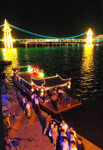 江边得游船这都是老照片的，现在江边有音乐喷泉，还有很多娱乐设施。