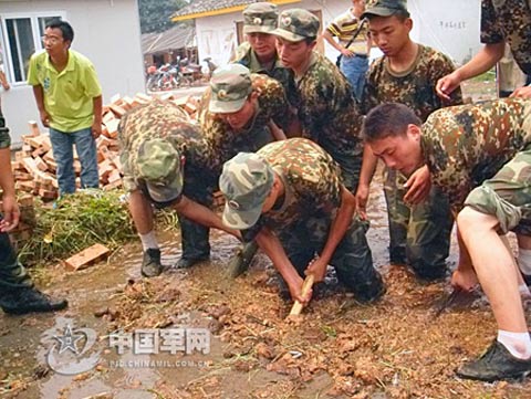 7月22日，空降兵黄继光生前所在团官兵在什邡市湔氐镇中心小学清理污水沟