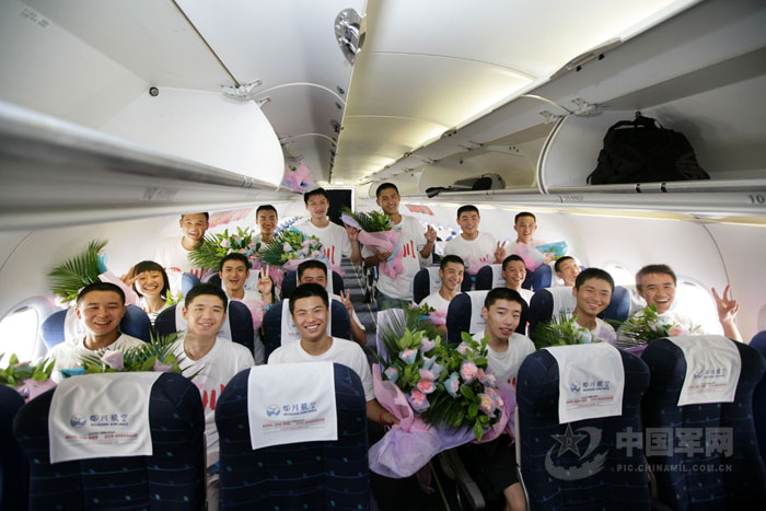 18名飞行学员坐上四川航空公司免费提供的飞机，愉快地踏上了征程。