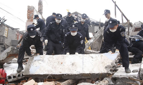 汶川大地震发生后，深圳特警赶赴四川灾区抗震救灾