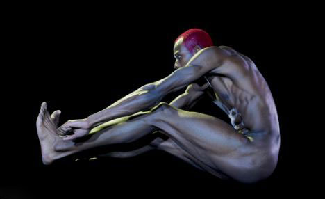 三级跳远选手菲利普.艾杜乌展现其古铜色身材