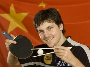 timo-boll-mit-staebchen-10030386-mfbq,templateId=renderScaled,property=Bild,height=225.jpg