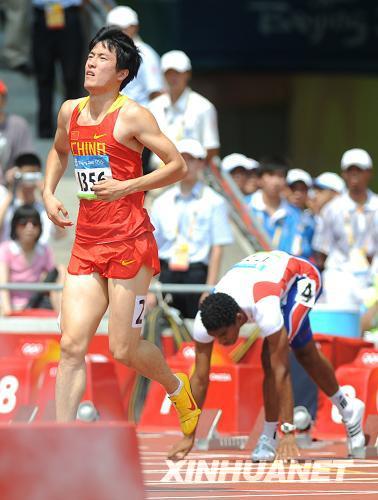 經過一次試跑～他發現自己無法繼續，所以選擇里退賽～