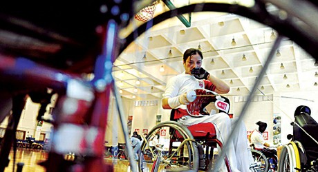 轮椅女剑客姚芳勇于挑战命运。她挥汗训练，力争好成绩。
