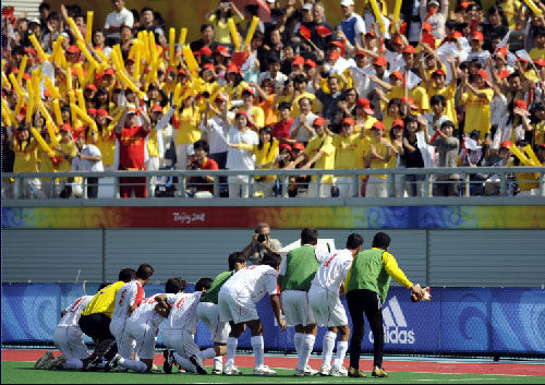 伊朗赢球激动万分 集体下跪谢观众.jpg