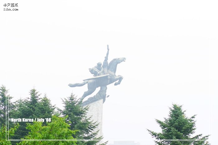广场右侧的远处是朝鲜人民的千里马雕像。朝鲜战争胜利后，朝鲜人民发扬千里马精神建设国家，雕像由此而建。 ...