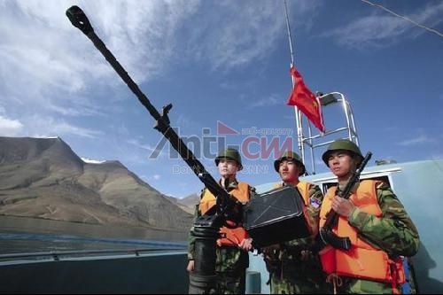 印度媒体称解放军快艇在班公湖与印军对峙2.jpg