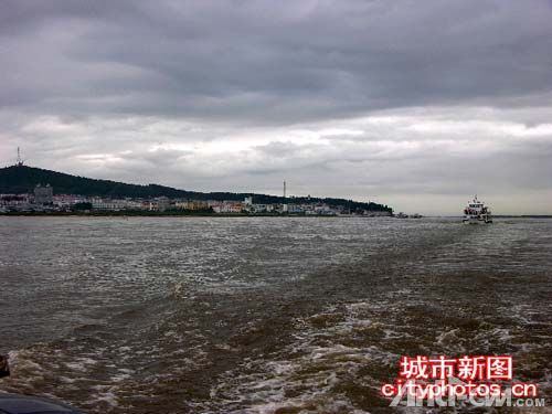 我们的游轮离开抚远县，行驶在黑龙江上。.jpg