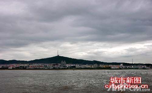 从江上远眺位于我国最东端的黑龙江抚远县。.jpg