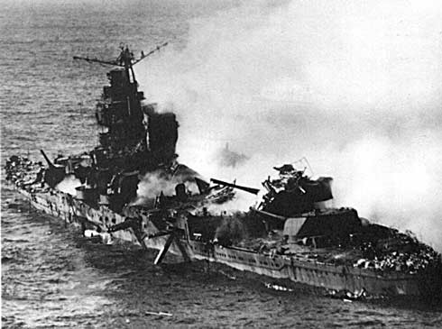 起火燃烧的日本“三隈”号重巡洋舰