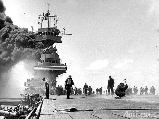 “约克城”被日机重创，舰上损管人员拼命抢修