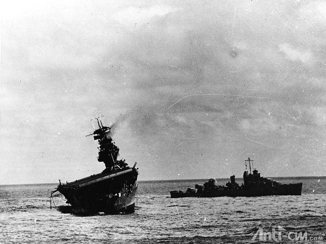 “约克城”号被日军重创，船体严重倾斜
