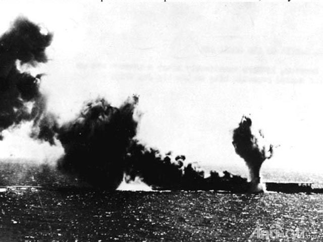 日本海军“翔鹤”号航空母舰被美军击中，正在起火燃烧