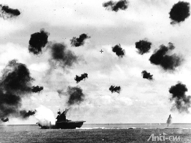 “约克城”号的高射炮拼命编织一道火网，阻止日本飞机的进攻