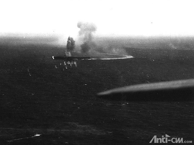 日本海军“翔鹤”号航空母舰正受到美军的攻击
