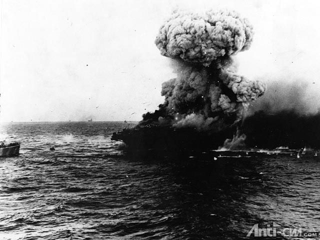 “列克星敦”号中了日机投下的4条鱼雷，舰内发生了猛烈爆炸
