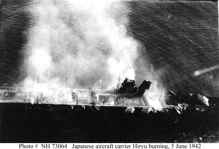 “飞龙”号遭到美机攻击后，已经开始起火燃烧