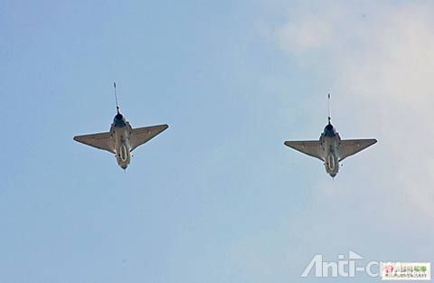 11点05分许，空军两架歼-10战机飞抵珠海机场。
