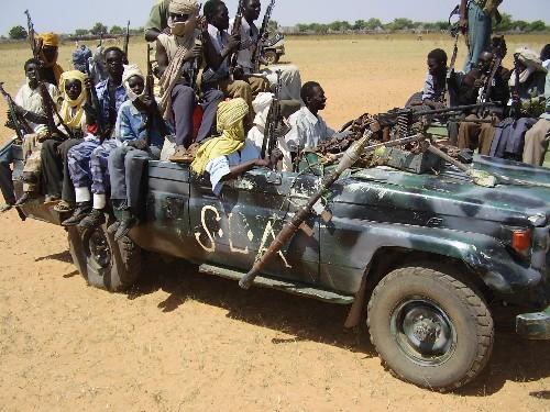 这是2005年拍摄的巡逻的苏丹人民解放运动士兵。新华社发
