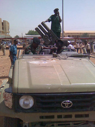 苏丹政府在首都喀土穆展示缴获叛军的装备，
