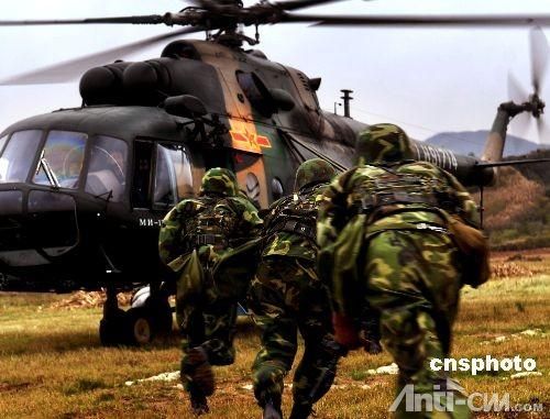 图为陆军航空兵武装直升飞机运送部队。中新社发 宋吉河 摄