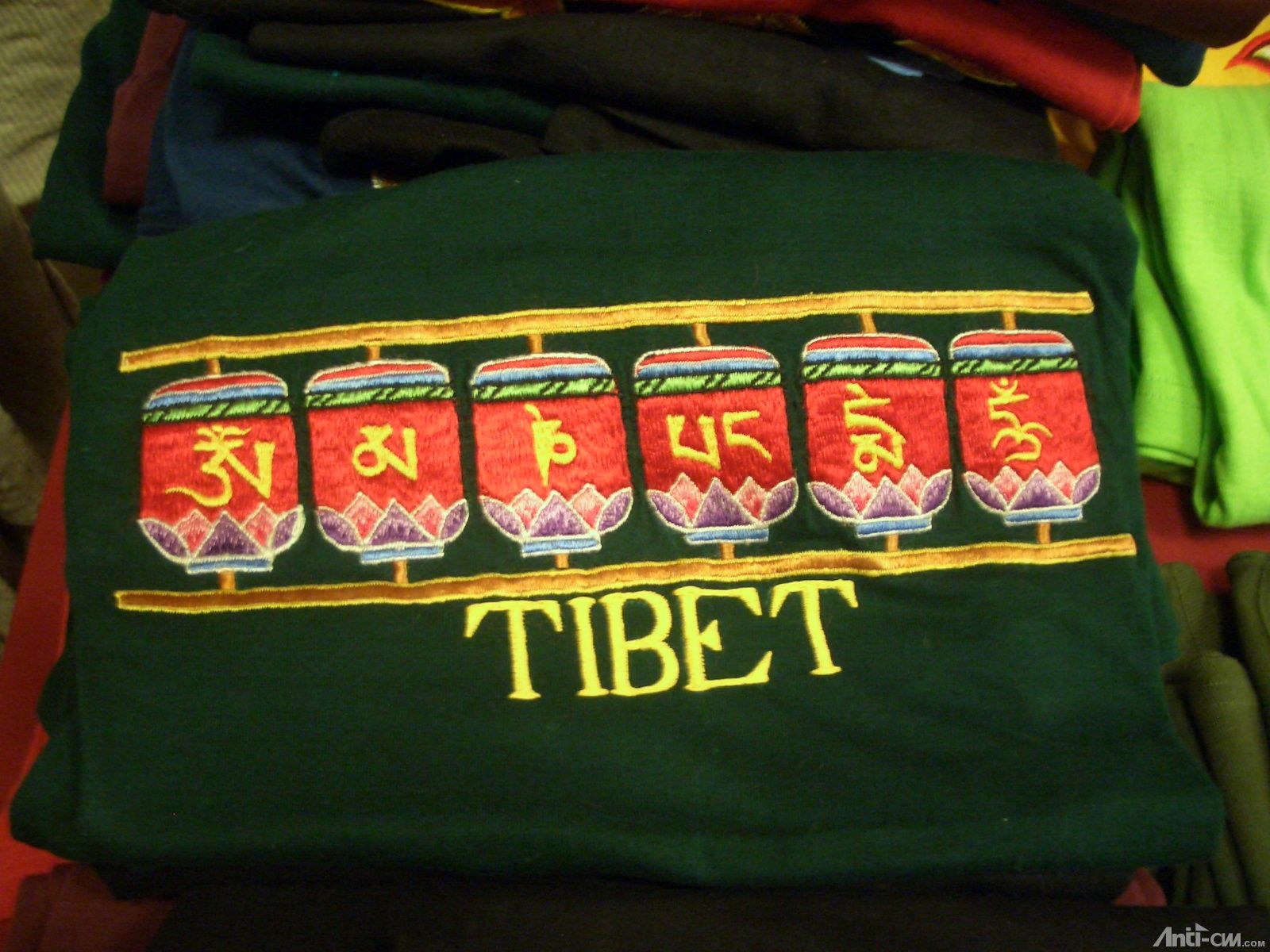 印有Tibet的T恤衫