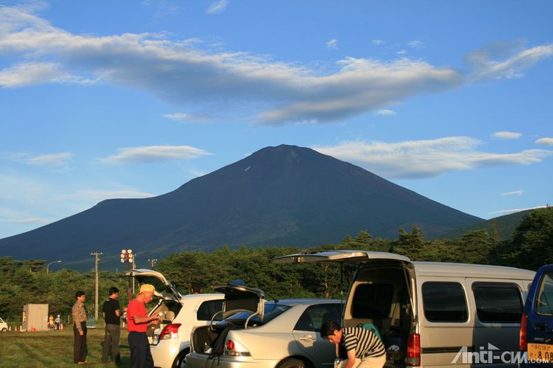 清晨富士山脚下，开车来的登山者们在准备登山