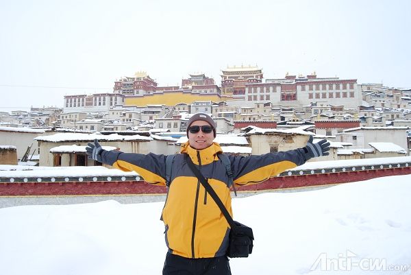 大雪中的松赞林寺（喇嘛庙），保存得非常好，很雄伟，可以用金碧辉煌来形容不为过 ... ...