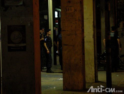 街上总看到几个警察在夜幕下盘查可疑人。