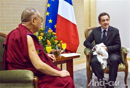 2008-12-07T121045Z_01_APAE4B60XTZ00_RTROPTP_3_OFRTP-CHINE-SARKOZY-DALAI-LAMA-20081207.JPG