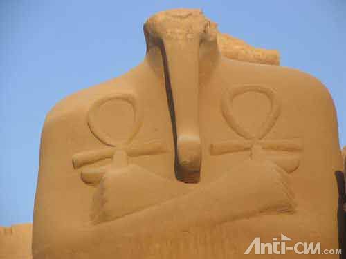 手上握的是生命的钥匙，在埃及的多处神殿里都会见到这样的图形