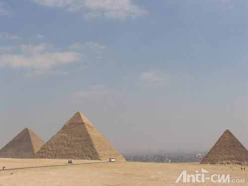 吉萨的三大金字塔，最大的是胡夫金字塔